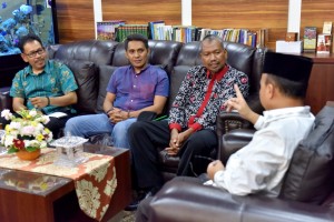 Secretary General of Ministry of Villages, Development of Underdeveloped Regions and Transmigration Anwar Sanusi receives three Indonesian village heads before participating in the 8th ASEAN Plus Three Village Leaders Exchange Programme in Yunnan, Friday (3/5). (Photo: Ministry of Villages, Development of Underdeveloped Regions and Transmigration PR) 