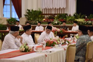 Cabinet Secretary Pramono Anung chats with Deputy Speaker of the House of Representatives Fahri Hamzah while attending Iftaar dinner with President Jokowi at the State Palace, Jakarta, Monday (6/5). (Photo by: Oji/PR)