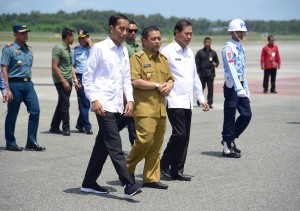President Jokowi is welcomed by East Kalimantan Deputy Governor Hadi Mulyadi upon his arrival at Sultan Aji Muhammad Sulaiman Sepinggan Airport, East Kalimantan, Tuesday (7/5). (Photo by: Anggun/PR)