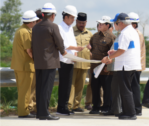 President Jokowi and his entourage visit Bukit Soeharto, Kutai Kartanegara Regency, East Kalimantan, Tuesday (7/5). (Photo by: Anggun/PR)