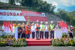 President Jokowi accompanied by a number of officials inaugurates Gondang Dam located in Karanganyar Regency, Central Java, Thursday (2/5). (Photo by: Agung/PR) 