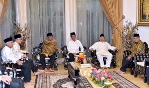 Presiden Jokowi berbincang dengan Ketua DPD RI Oesman Saptan dan Wakil Presiden RI ke-9 Hamzah Has, saat menghadiri buka puasa bersama di kediaman Ketua DPD RI itu, di Jakarta, Rabu (15/5) malam. (Foto: Setpres)