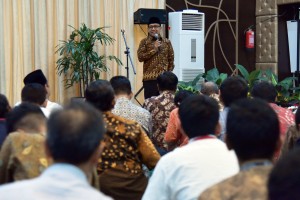 Mensesneg Pratikno menyampaikan sambutan pada buka puasa bersama lembaga kepresidenan, di aula Gedung III Kemensetneg, Jakarta, Jumat (25/5) petang. (Foto: Rahmat/Humas)