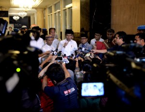 Presiden Jokowi menjawab wartawan usai menghadiri acara Silaturahmi Nasional HIPMI, di Hotel Ritz Carlton, Jakarta, Minggu (26/5) malam. (Foto: Setpres)