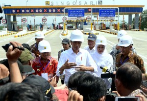Presiden Jokowi menjawab wartawan usai meresmikan Jalan Tol Pandaan-Malang Seksi I-III, di Gerbang Tol Singosari, Malang, Jatim, Senin (13/5) siang. (Foto: Rahmat/Humas)