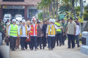 Presiden Jokowi meresmikan Bendungan Gendong, di Kec. Kerjo, Kab. Karanganyar, Jateng, Kamis (2/5) pagi. (Foto: Agung/Humas)