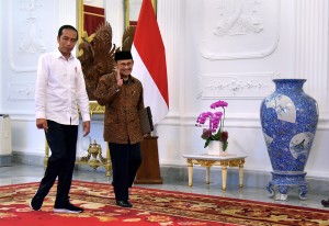 Presiden Jokowi menyambut kedatangan Presiden ke-3 RI, Prof. Dr. BJ. Habibie, yang menemuinya di Istana Merdeka, Jakarta, Jumat (25/5) siang. (Foto: AGUNG/Humas)