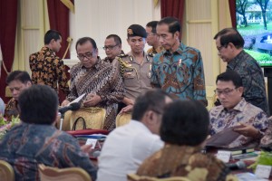 Presiden Jokowi didampingi Mensesneg dan Seskab sesaat sebelum memimpin rapat terbatas di Istana Merdeka, Jakarta, Kamis (16/5) siang. (Foto: AGUNG/Humas)