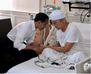 Foto dokumentasi saat Presiden Jokowi menjenguk Ustaz Arifin Ilham saat masih dirawat di RSCM, Jakarta, beberapa waktu lalu. (Foto: Twitter @jokowi)