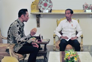 Presiden Jokowi bertemu Komandan Kogasma Partai Demokrat Agus Harimurti Yudhoyono, di Istana Merdeka, Jakarta, Kamis (2/5) sore. (Foto: JAY/Humas)