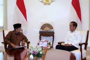 Presiden Jokowi terlibat diskusi dengan Presiden RI ke-3 Prof. Dr. BJ. Habibie, di Istana Merdeka, Jakarta, Jumat (25/5) siang. (Foto: AGUNG/Humas)