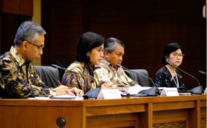 Menkeu Sri Mulyani Indrawati didampingi Gubernur BI, Deputi Gubernur BI, dan Ketua OJK menyampaikan keterangan pers di Jakarta, Kamis (23/5) siang. (Foto: Humas Kemenkeu)