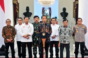 President Jokowi accompanied by Vice President Jusuf Kalla and officials on the press statement at Merdeka Palace, Jakarta, Wednesday (22/5). (Photo by: Jay/PR). 