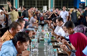 President Jokowi has lunch with workers of PT KMK Global Sports shoe factory in Tangerang, Banten, Tuesday (30/4). Photo by: Presidential Secretariat.   