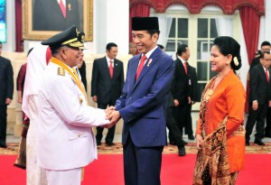 Presiden Jokowi dan Ibu Negara Iriana memberikan ucapan selamat kepada Abdul Gani Kasuba, yang baru dilantiknya menjadi Gubernur Maluku Utara periode 2019-2024, di Istana Negara, Jakarta, Jumat (10/5) siang. (Foto: JAY/Humas)