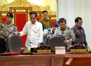 President Jokowi and Vice President Jusuf Kalla prepare to lead the Limited Cabinet Meeting at the Presidential Office, Jakarta, Friday (3/5). (Photo by: Rahmat/PR)