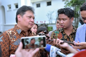 Menperin Airlangga Hartarto menjawab wartawan yang mencegatnya usai mengikuti rapat terbatas, di Istana Merdeka, Jakarta, Kamis (16/5) sore. (Foto: AGUNG/Humas)