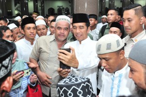 President Jokowi takes pictures with the people after performing isha and taraweeh prayers at Darul Arqam Muhammadiyah Mosque, Palangka Raya, Tuesday (7/5). Photo by: Jay/PR. 