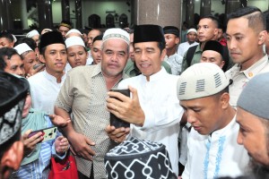 Presiden Jokowi melayani permintaan foto warga usai melaksanakan salat tarawih di Masjid Darul Arqam, Palangka Raya, Kalteng, Selasa (7/5) malam. (Foto: JAY/Humas)