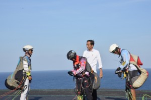 Presiden Jokowi berbincang dengan atlet para layang saat meninjau Desa Kutuh, di Kuta Selatan, Bali, Jumat (17/5) siang. Desa ini mengembangkan Sport Tourism dengan Dana Desa. (Foto: OJI/Humas)