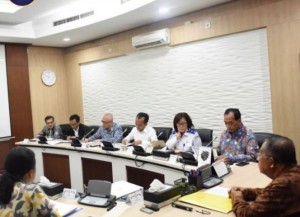 Menko Perekonomian Darmin Nasution memimpin rapat evaluasi harga tiket pesawat di Kantor Kemenko Perekonomian, Jakarta, Senin (13/5) siang. (Foto: Humas Kemenko Perekonomian)