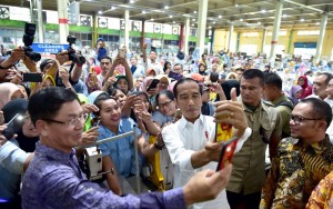 President Jokowi took a wefie at his visit at PT KMK Global Spots shoes factory, Cikupa, Tangerang Regency, Banten, Tuesday (30/4). (Photo by: Presidential Secretariat) 