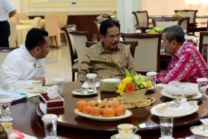 Menteri ATR/Kepala BPN Sofyan Jalil berdiskusi dengan stafnya sebelum mengikuti rapat terbatas di Kantor Presiden, Jakarta, Jumat (3/5) pagi. (Foto: Rahmat/Humas)