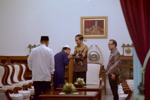 Syamsuri, juara I MTQ Internasional di Turki, mencium tangan Presiden Jokowi saat diterima di Istana Merdeka, Jakarta, Selasa (28/2) siang. (Foto: OJI/Humas)