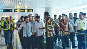 Wapres didampingi Menhub dan Gubernur DIY di bandara YIA Kabupaten Kulon Progo, Daerah Istimewa Yogyakarta, Sabtu (4/5). (Foto: Kemenhub). 