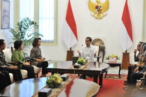 President Jokowi accompanied by Minister of State Secretary Pratikno, receives the KPK Selection Committee (Pansel) at the Merdeka Palace, Jakarta, Monday (17/6). (Photo by: JAY/PR)