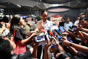 President Jokowi gets birthday surprise from reporters, Friday (21/6) (Photo by: BPMI) 