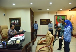 Seskab saat diwawancara tentang Peringatan Hari Lahir Pancasila, 1 Juni, di ruang kerja Seskab, Lantai 2 Gedung III, Kemensetneg, Jakarta. (Foto: Humas/Jay).