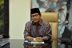 Seskab Pramono Anung saat memberikan pernyataan ucapan selamat Idulfitri 1440 H di ruang kerjanya, Lantai 2, Gedung III Kemensetneg, Jakarta. (Foto: Humas/Jay)