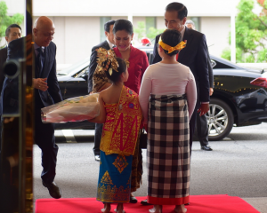 Presiden Jokowi dan Ibu Negara Iriana disambut oleh sepasang anak yang membawa bunga di Hotel New Otani, Osaka, Jepang, Jumat (28/6) pagi. ( Foto: Humas/Anggun).