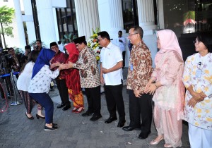 Mensesneg, Seskab, KSP dan para pejabat lembaga kepresidenan menggelar acara halal bihalal di halaman parkir komplek Kemensetneg, Jakarta, Senin (10/6) pagi. (Foto: JAY/Humas)