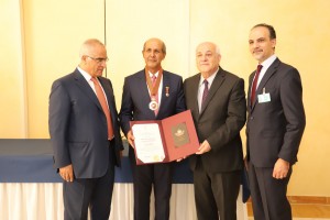 Duta Besar Hasan Kleib menerima penghargaan dari Palestina pada upacara khusus di Gedung PBB, Jenewa, Jumat (28/6). (Foto: Kemenlu)