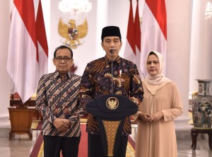Presiden Jokowi didampingi Ibu Negara Iriana dan Mensesneg menyampaikan dukacita atas wafatnya Ibu Ani Yudhoyono di Istana Kepresidenan Bogor, Jawa Barat, Sabtu (1/6). (Foto: BPMI)