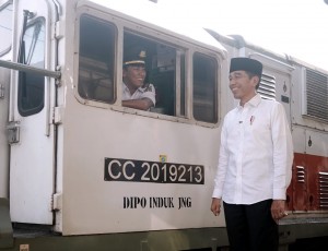 President Jokowi delivers Eid Greetings at Senen Rail Station in Central Jakarta. (Photo by: Bureau of Press, Media, and Information)