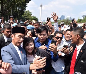 Presiden Jokowi berfoto bersama masyakat di Monas, Jakarta, Rabu (5/6). (Foto: BPMI)