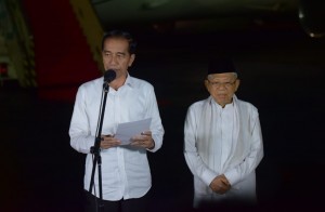 Pasangan Capres/Cawapres Nomor Urut 01, Joko Widodo dan Kiai Ma'ruf Amin menyampaikan pernyataan pers di Bandara Halim Perdana Kusuma, Jakarta, Kamis (27/6) malam. (Foto: Rahmat/Humas)