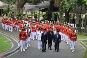 Presiden Jokowi dan Wapres Jusuf Kalla memimpin kirab sebelum melantik Gubernur dan Wakil Guberur Lampung, di Istana Negara, Jakarta, Rabu (12/5) siang. (Foto: OJI/Humas)