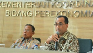 Menhub Budi K. Sumadi bersama Menko Perekonomian Darmin Nasution dalam konperensi pers, di kantor Kemenko Perekonomian, Jakarta, Kamis (20/1). (Foto: Humas Kemenhub)