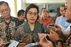 Menkeu Sri Mulyani Indrawati menjawab wartawan usai mengikuti Rapat Terbatas tentang Terobosan Investasi, Ekspor dan Perpajakan, di Kantor Presiden, Jakarta, Rabu (19/6) sore. (Foto: JAY/Humas)