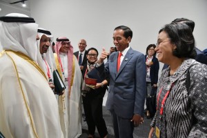 Presiden Jokowi didampingi Menlu dan Menkeu berbincang dengan delegasi Saudi Arabia, di KTT G-20 di Osaka, Jepang, Jumat (28/6). (Foto: BPMI Setpres)