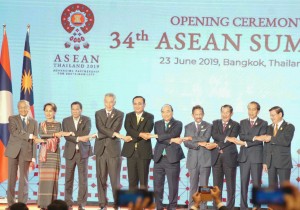 Presiden Jokowi bersama para pemimpin ASEAN lainnya bergandengan tangan menyatukan tekad dalam Upacara Pembukaan KTT ke-34 ASEAN, di Bangkok, Thailand, Minggu (23/6) pagi. (Foto: Dinda M/Humas)
