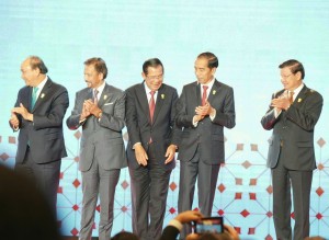 Presiden Jokowi bersama para pemimpin ASEAN saat Upacara Pembukaan KTT ke-34 ASEAN, di Bangkok, Thailand, Minggu (23/6). (Foto: Dinda M/Humas)