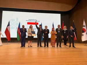 Menteri PANRB Syafruddin mengangkat penghargaan yang diberikan PBB untuk platform PetaBencana.Id, di Heydar Aliyev Center, Baku, Azerbaijan, Senin (24/6). (Foto: Humas Kementerian PANRB)