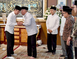 Ketua MA Hatta Ali menyambut kedatangan Presiden Jokowi saat takziah atas meninggalnya putranya, di Kompleks Widya Chandra, Jakarta, Jumat (21/6) pagi. (Foto: Setpres)