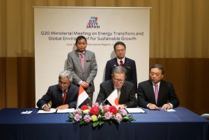Minister of Energy and Mineral Resources Ignasius Jonan and Minister of Economy, Trade and Industry of Japan Hiroshige Seko witness the signing of Head of Agreement (HoA) on Masela Block development, in Karuizawa, Japan, Sunday (16/6). (Photo: PR of Ministry of ESDM)