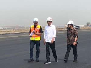 Presiden Jokowi didampingi Mensesneg Pratikno meninjau progress pembangunan landasan pacu atau runway ketiga Bandara Soekarno Hatta (Soetta), Tangerang, Banten, Jumat (21/6) pagi. (Foto: IST)